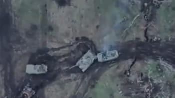 Ruský tank při úprku shodil z obrněnce několik okupantů. Bizarní video oblétlo svět