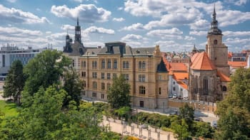 Západočeské muzeum v Plzni nabízí rozmanitou podívanou: Historické zbraně, šaty i knihy