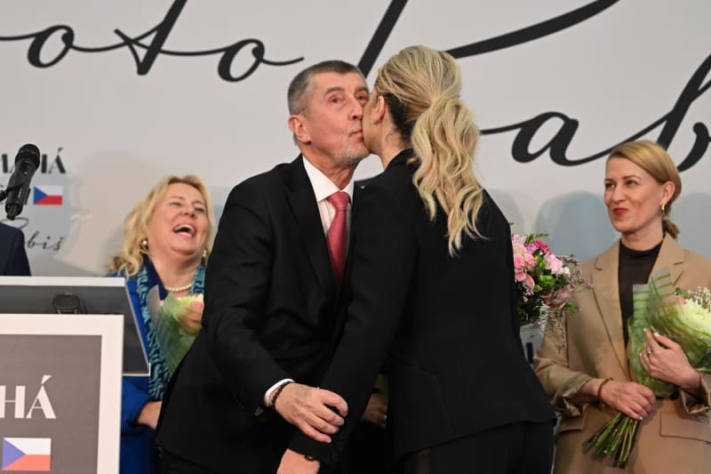 Andrej Babiš se svojí ženou Monikou a nejbližšími spolupracovníky na tiskové konferenci během prezidentských voleb (28. ledna 2023)