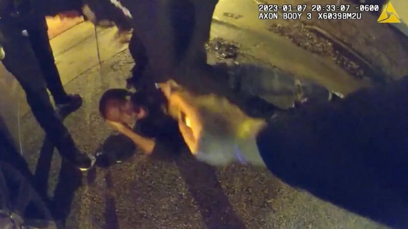 Policisté zveřejnili záběry ze zatýkání Tyrea Nicholse. Ten byl policisty zbit a zemřel tři dny po zatčení.