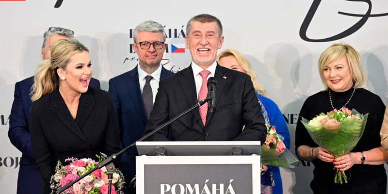 Andrej Babiš se svou ženou Monikou a nejbližšími spolupracovníky na tiskové konferenci během prezidentských voleb