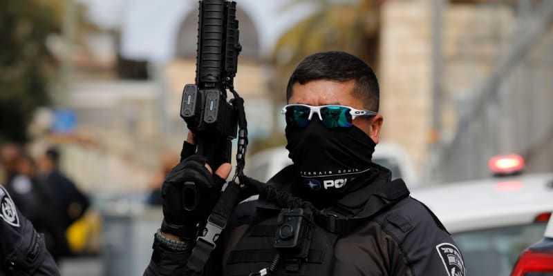 Izraelské bezpečnostní složky jsou v pohotovosti. Po terorismu v jeruzalémské synagoze, kde zemřelo sedm lidí, došlo k dalšímu činu z rukou teprve 13letého Palestince.