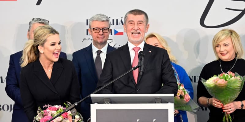 Andrej Babiš se svojí ženou Monikou a nejbližšími spolupracovníky na tiskové konferenci během prezidentských voleb