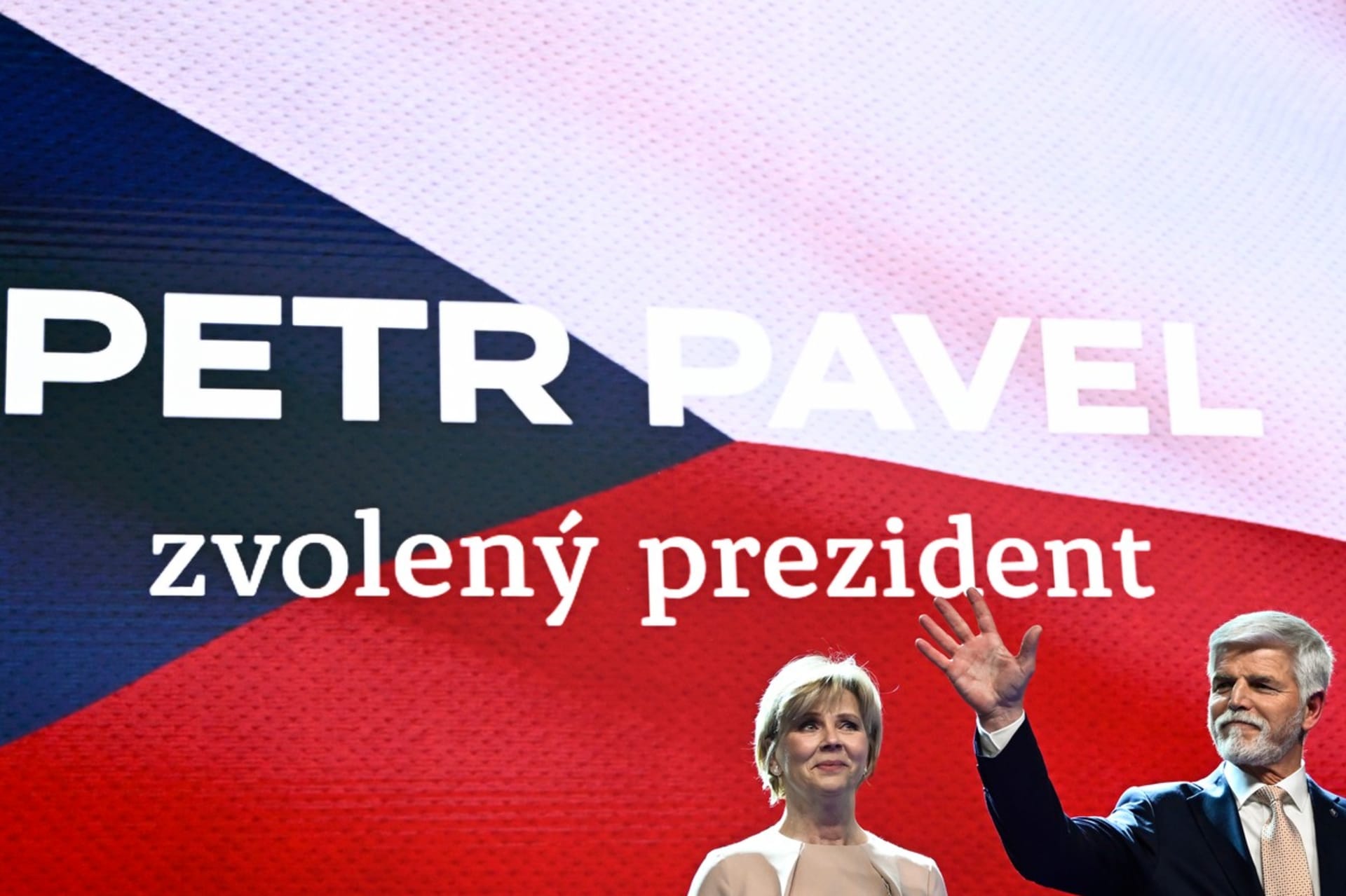 Nově zvolený prezident Petr Pavel se svou manželkou Evou