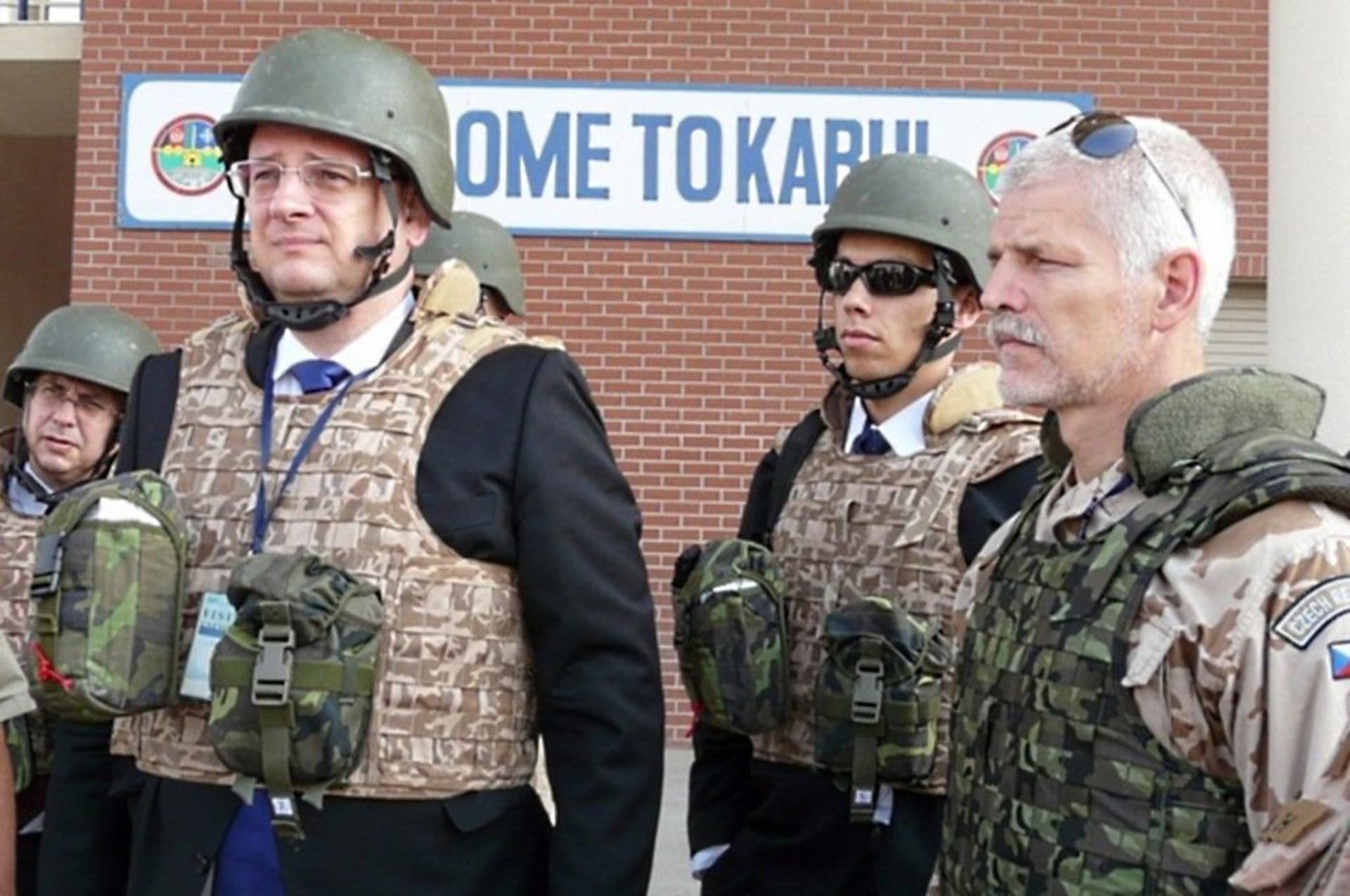 Předseda vlády Petr Nečas (ODS) navštívil za doprovodu Petra Pavla české vojáky v afghánském Lógaru. Snímek je z roku 2012.