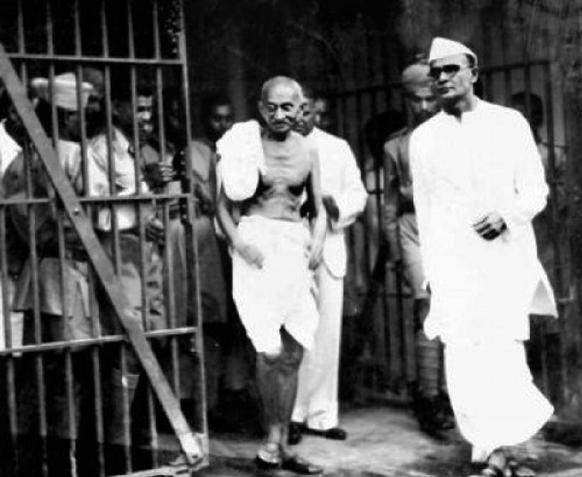 Mahátma Gándhí opouští vězení