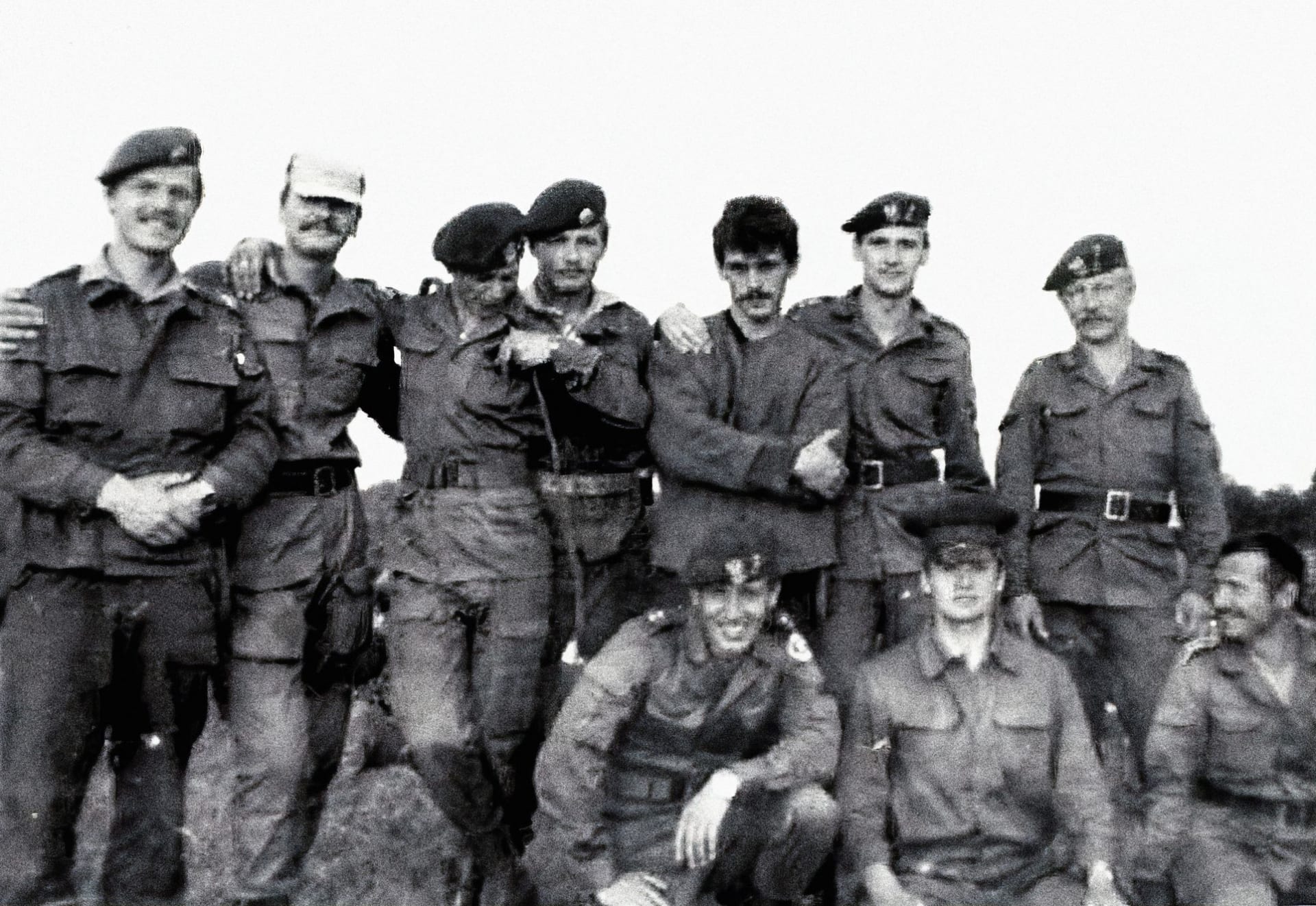 Z archivu: Petr Pavel (úplně vlevo) na vojenském cvičení výsadkářů. Snímek pochází z roku 1984.