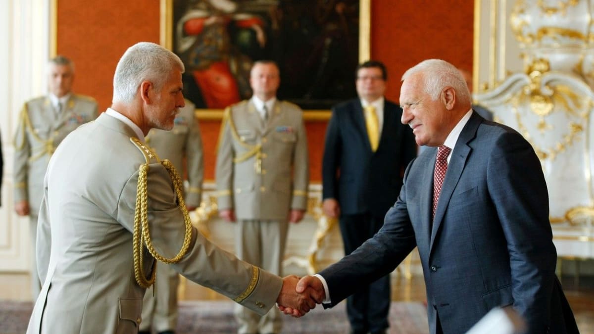 Prezident Václav Klaus jmenuje Petra Pavla do čela generálního štábu v roce 2012.