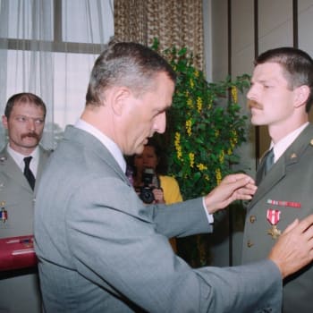 Z archivu: 26. srpna 1993. Petr Pavel dostává vyznamenání za záchranu francouzské jednotky z obklíčení na mírové misi v Jugoslávii.