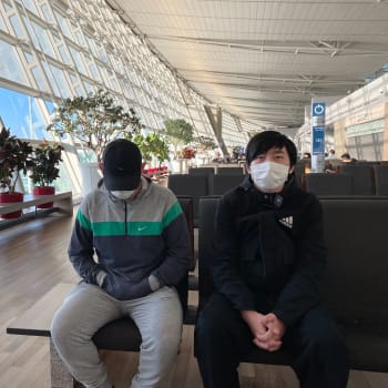 23letý Vladimir Maraktajev a 30letý Andrej jsou dva z pěti Rusů, kteří uvízli na letišti v Jiří Koreji.