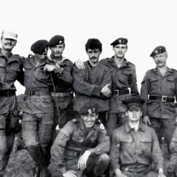 Z archivu: Petr Pavel (úplně vlevo) na vojenském cvičení výsadkářů. Snímek pochází z roku 1984.