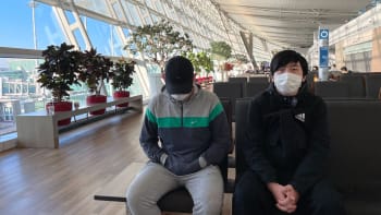 Kuriózní pat skupiny ruských dezertérů. Po útěku před válkou živoří na jihokorejském letišti