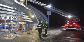 Na mezinárodním letišti v Karlových Varech hořelo. Vzplála budova hlavní odletové haly