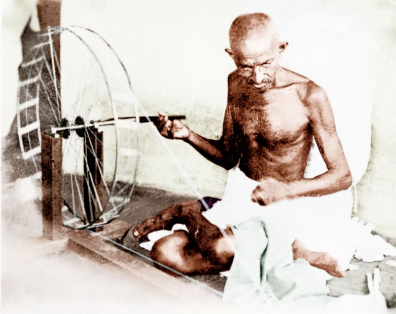 Mahátma Gándhí s kolovratem