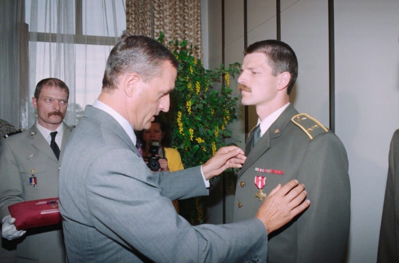 Z archivu: 26. srpna 1993. Petr Pavel dostává vyznamenání za záchranu francouzské jednotky z obklíčení na mírové misi v Jugoslávii.