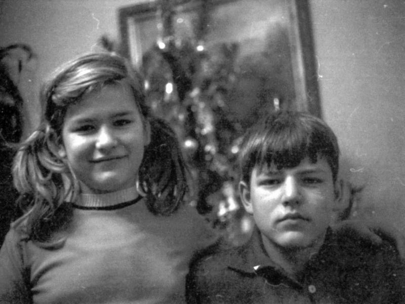 Petr Pavel se sestrou Jitkou. Snímek pochází z roku 1971.