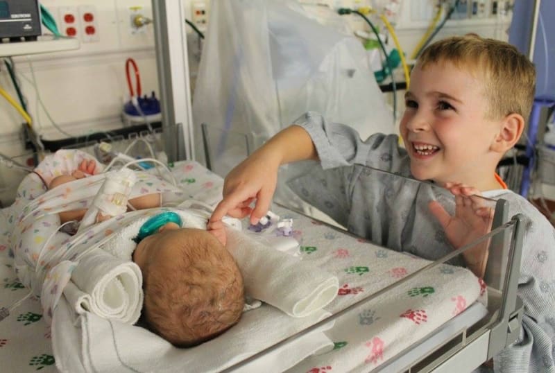 Jack s malou sestřičkou Evie, která prodělala první operaci srdce hned pár dnů po narození.