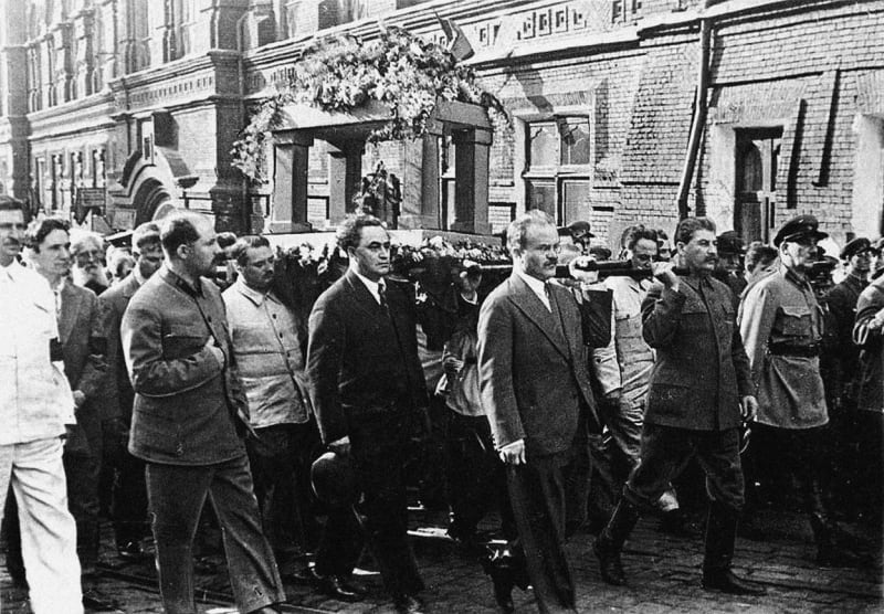 Na pohřbu Michaila Gorkého se v roce 1936 vedle Stalina objevil ještě i Jagoda (vpravo)