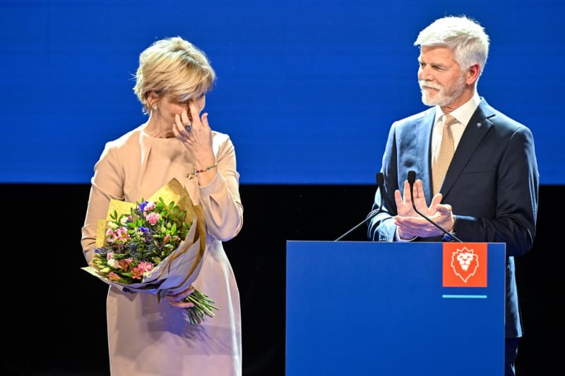Vítězný prezidentský kandidát Petr Pavel s manželkou Evou na tiskové konferenci ve svém volebním štábu k výsledkům druhého kola prezidentských voleb (28. ledna 2023)