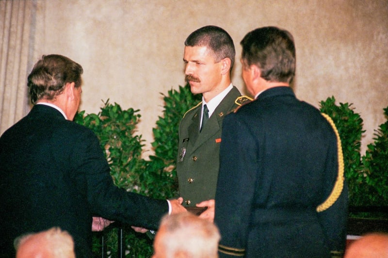 Petr Pavel získává medaili Za hrdinství od prezidenta Václava Havla, 28. říjen 1995.