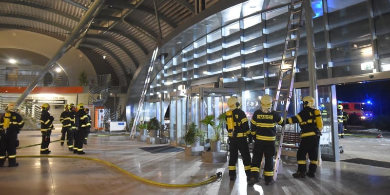 Požár hlavní odletové haly karlovarského letiště