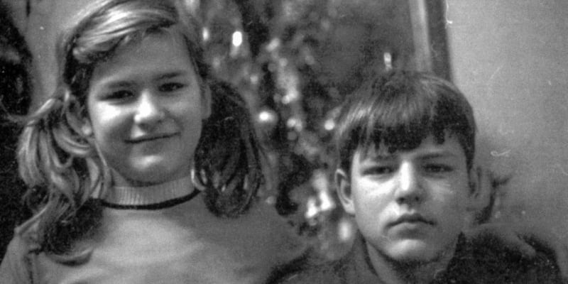 Petr Pavel se sestrou Jitkou. Snímek pochází z roku 1971.
