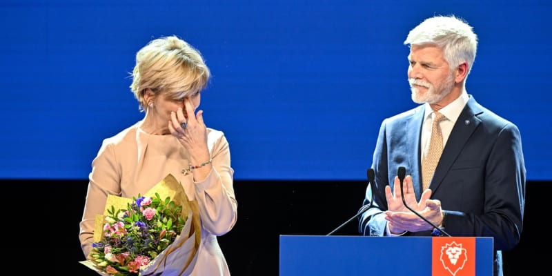 Vítězný prezidentský kandidát Petr Pavel s manželkou Evou na tiskové konferenci ve svém volebním štábu k výsledkům druhého kola prezidentských voleb (28. ledna 2023)