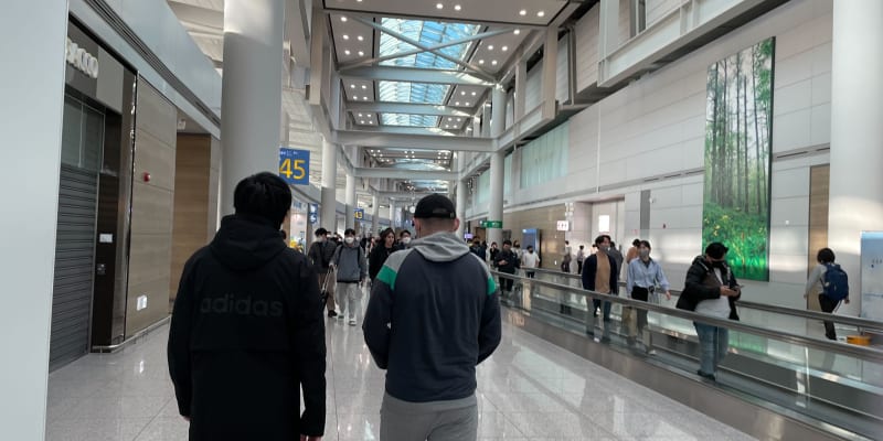 23letý Vladimir Maraktajev a 30letý Andrej jsou dva z pěti Rusů, kteří uvízli na letišti v Jiří Koreji.