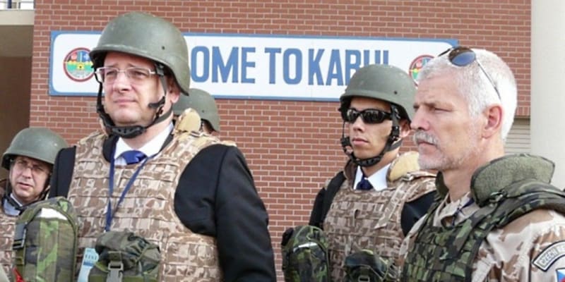 Tehdejší předseda vlády Petr Nečas (ODS) navštívil za doprovodu Petra Pavla české vojáky v afghánském Lógaru. Snímek je z roku 2012.