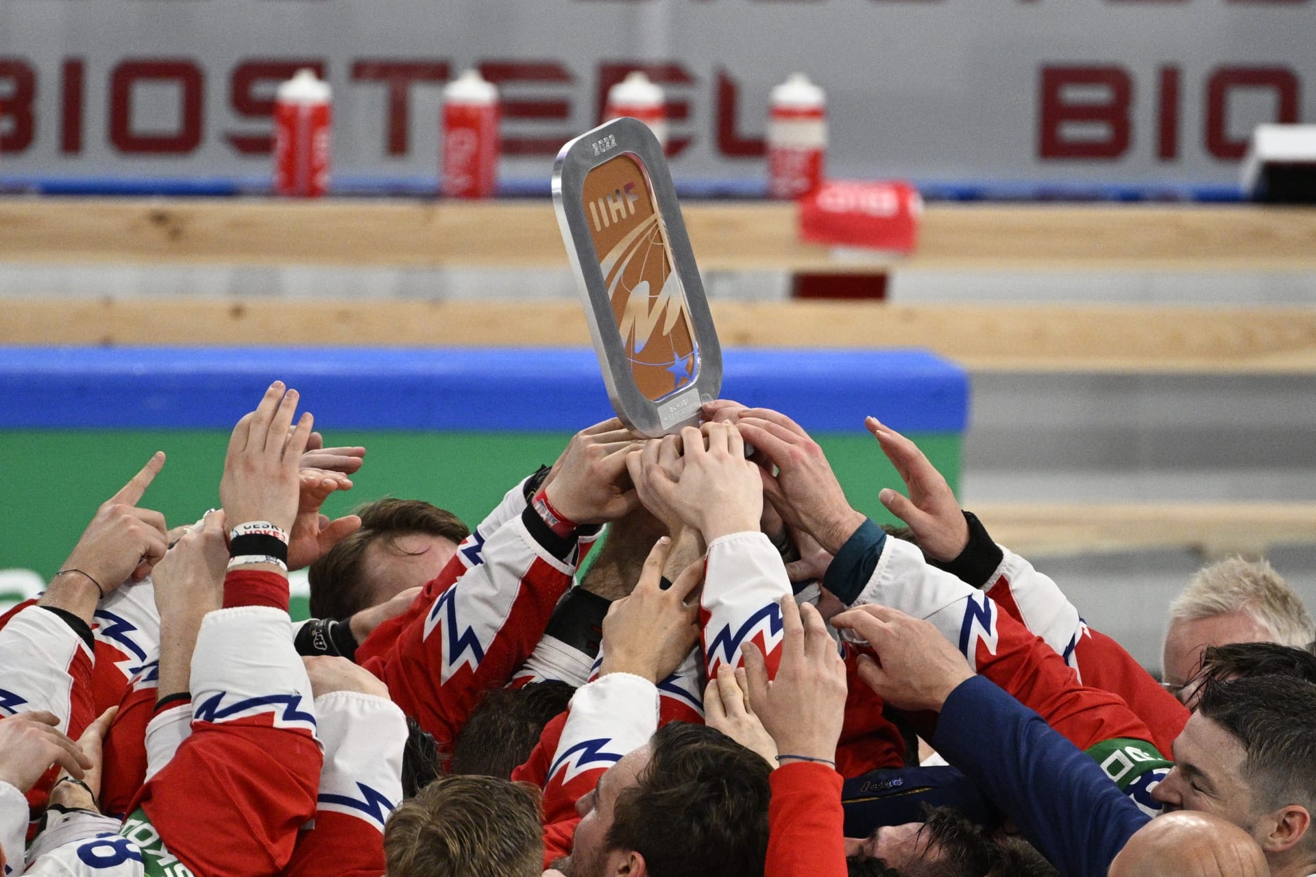 Český tým slaví bronz na MS v hokeji 2023.
