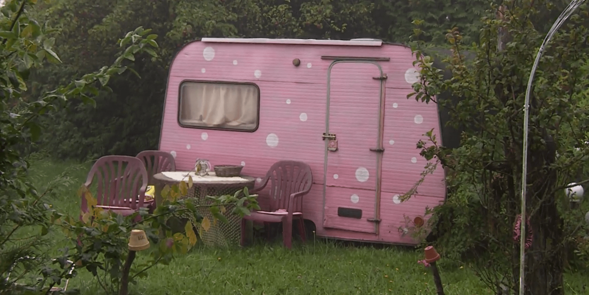 Růžový karavan u Ireny na zahradě