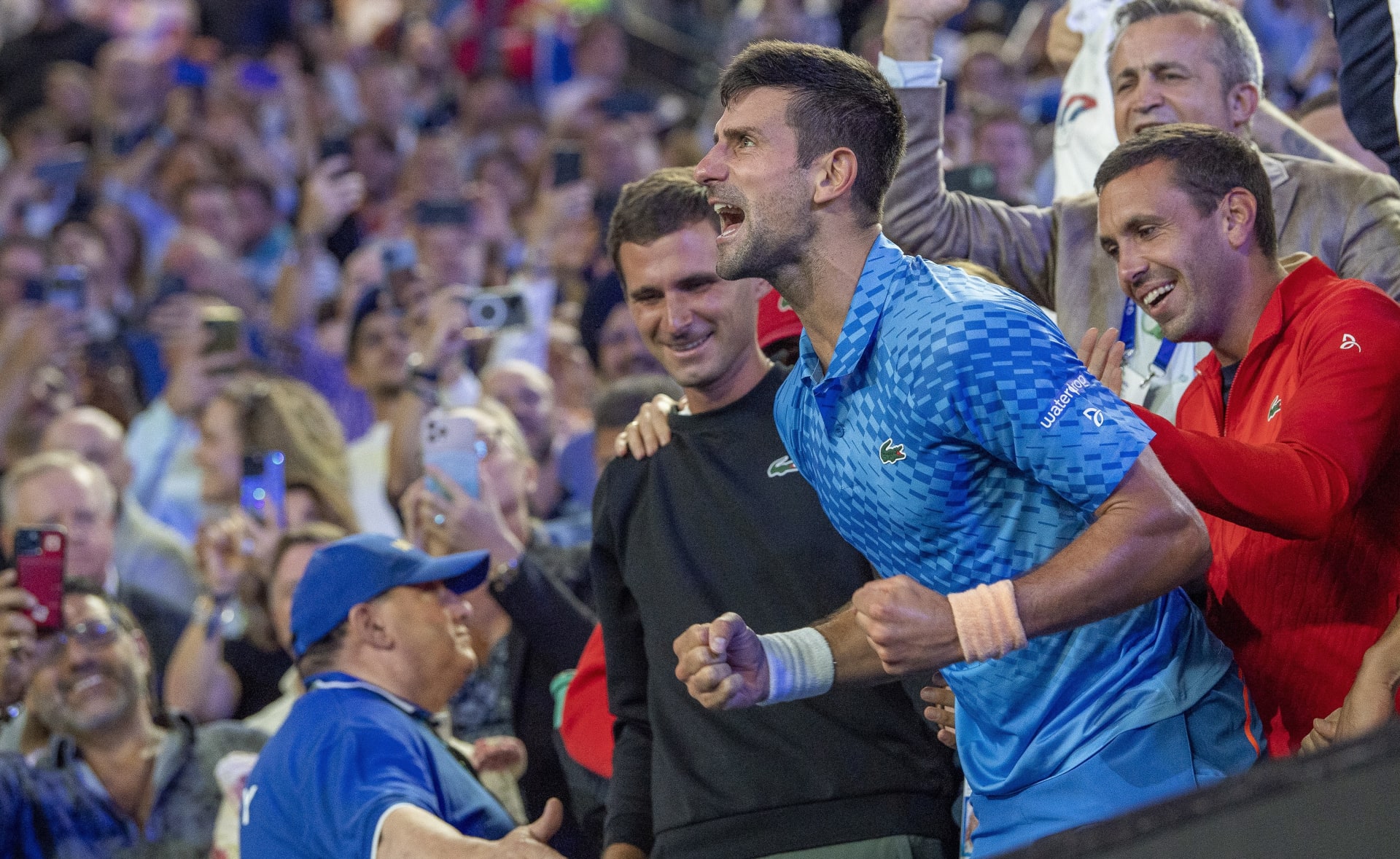 Djokovič zažil na Australian Open zřejmě nejemotivnější triumf v kariéře.