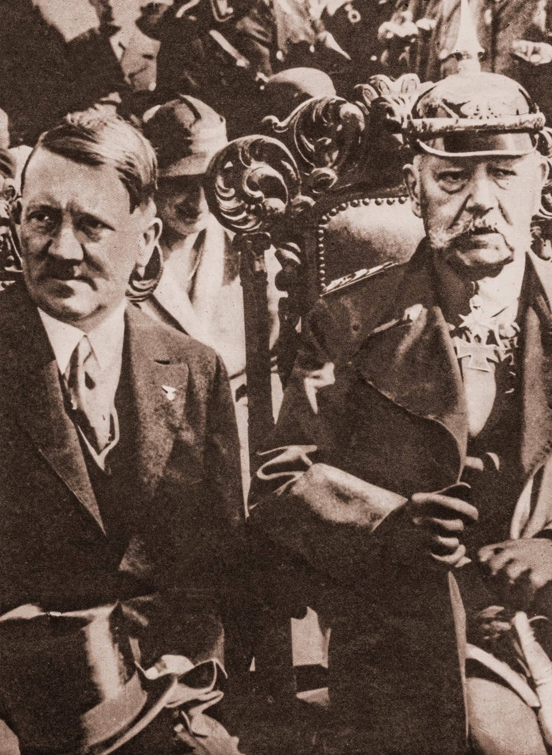 Nově jmenovaný kancléř Adolf Hitler  prezidentem von Hindenburgem (30. ledna 1933)