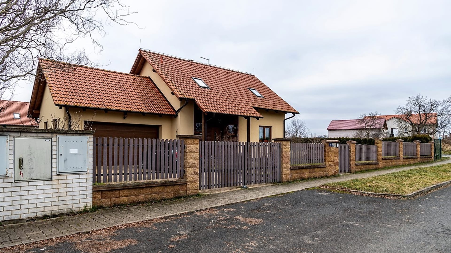 Pěkný dům v řadě novostaveb na okraji vesnice, kde nejčastěji žijí mladé rodiny s dětmi, není ničím výjimečný, vypadá jako běžný rodinný domek, kterých jsou v Černoučku desítky.