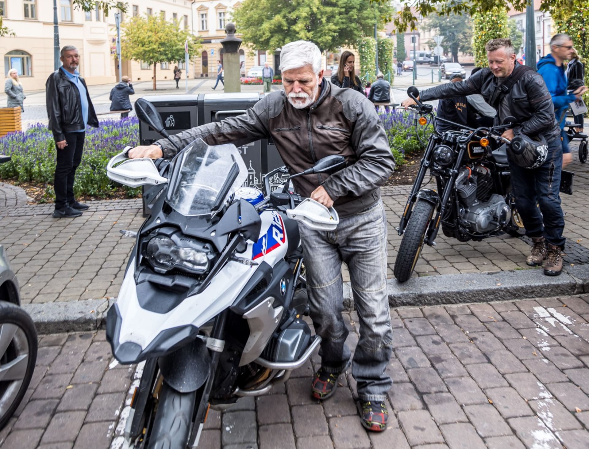 Petr Pavel holduje motocyklům.