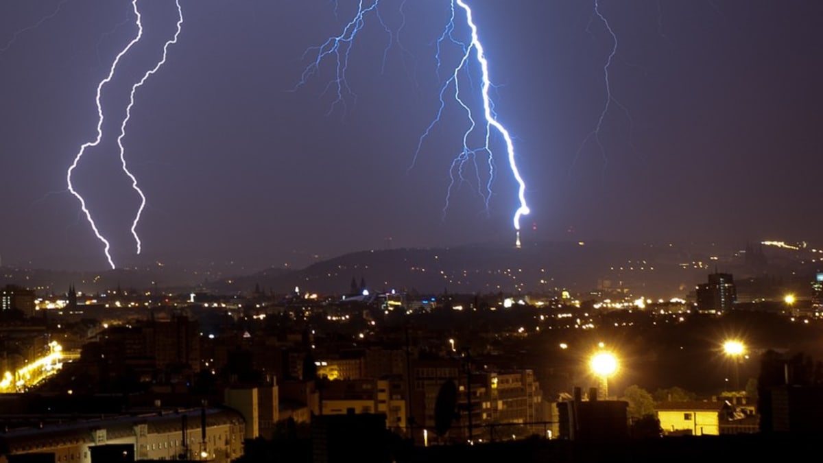 Nad Prahou se v noci na 20. května 2011 přehnala bouřka bohatá na blesky. Jeden z nich uhodil i do rozhledny na Petříně