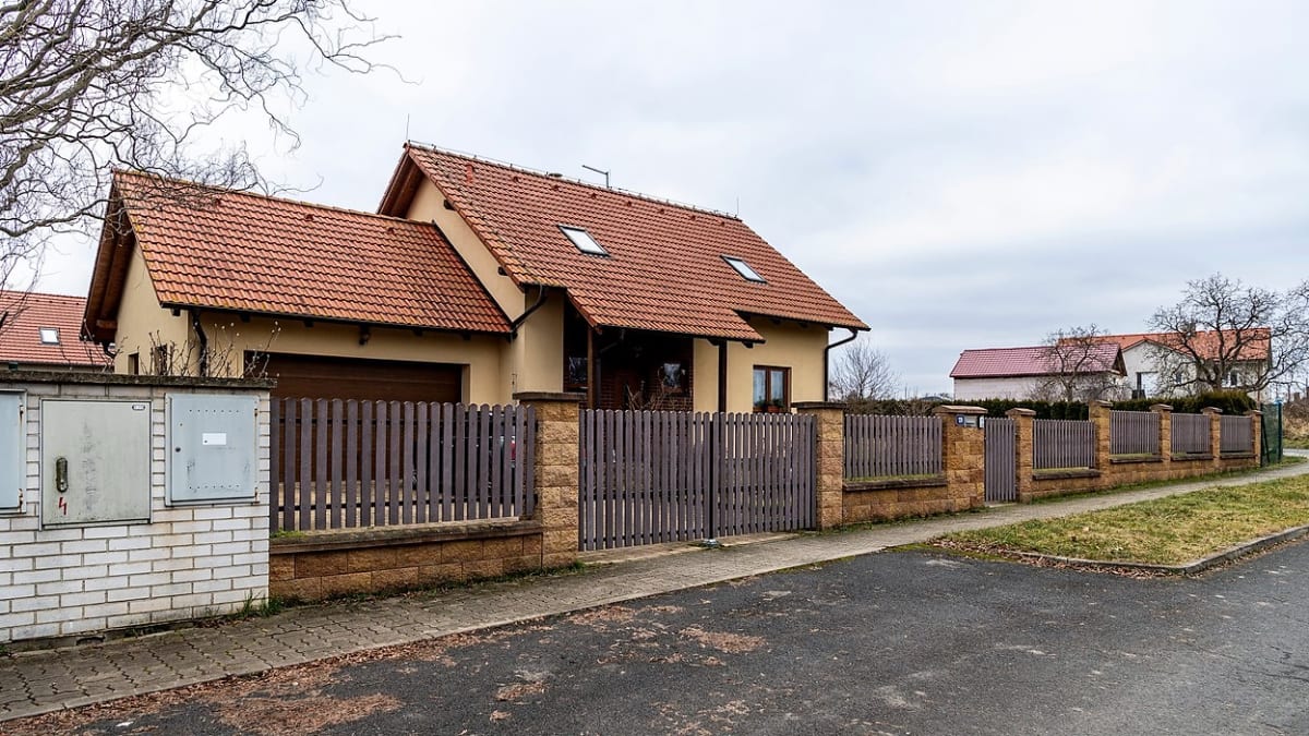 Pěkný dům v řadě novostaveb na okraji vesnice, kde nejčastěji žijí mladé rodiny s dětmi, není ničím výjimečný, vypadá jako běžný rodinný domek, kterých jsou v Černoučku desítky.