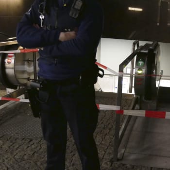 Útočník v pondělí večer na stanici bruselského metra Schuman poblíž sídel institucí Evropské unie pobodal tři lidi. 
