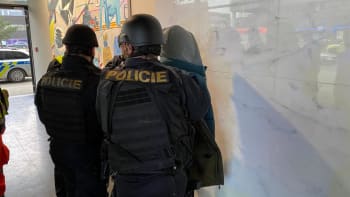 Dramatický zásah v Brně. Muž v kancelářích vyhrožoval zbraní, policisté evakuovali 200 lidí