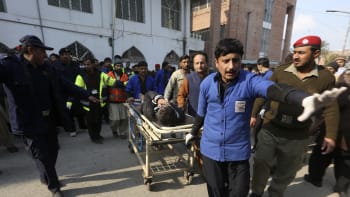 Pumový útok u pákistánské mešity má 32 obětí. Pod troskami mohou být uvězněni další lidé