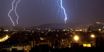 Silné bouřky postupují Českem. Lidé hlásí obrovské kroupy a poškozená auta