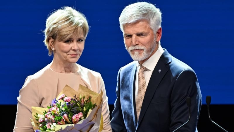 Nově zvolený prezident Petr Pavel se svou manželkou Evou