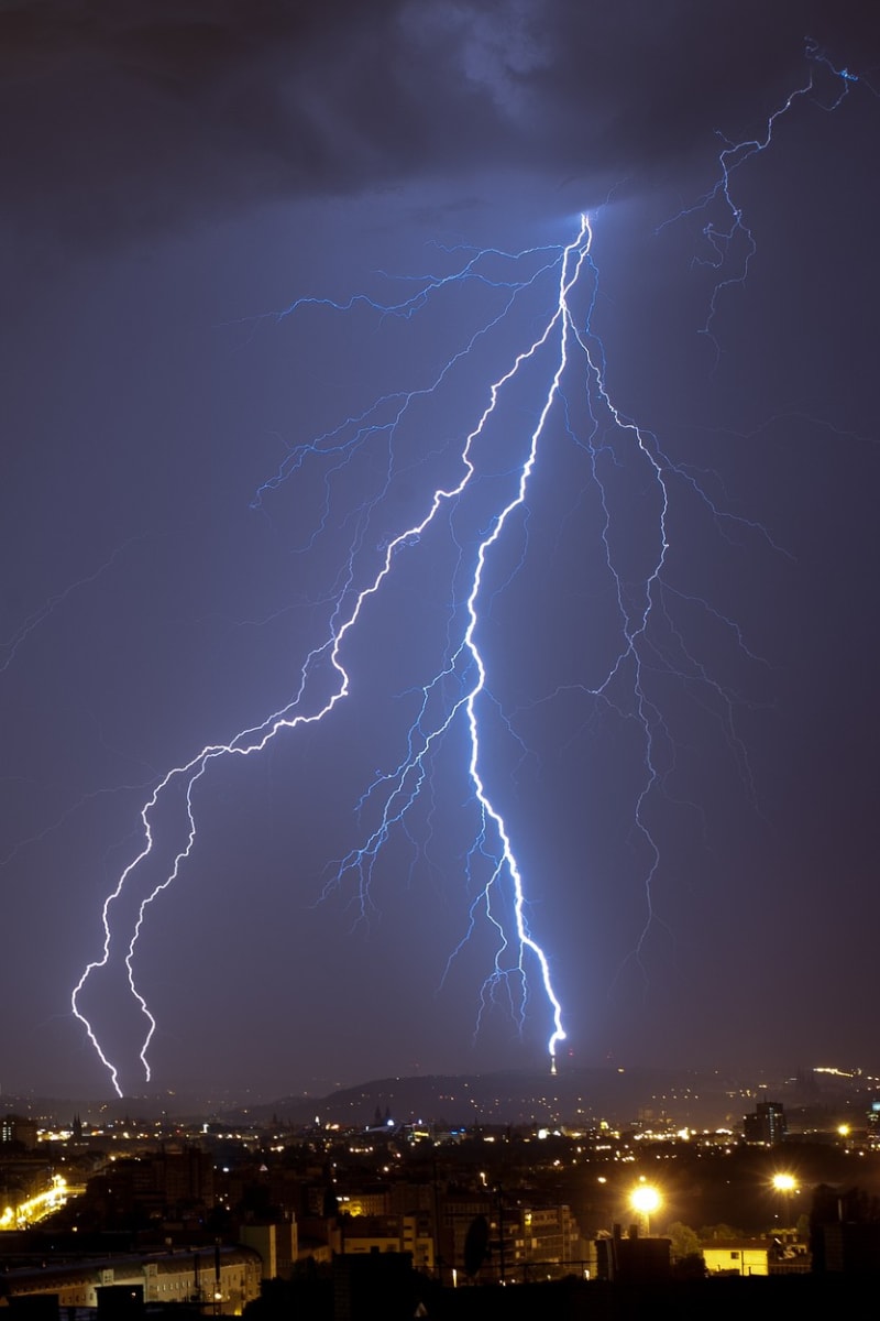 Nad Prahou se v noci na 20. května 2011 přehnala bouřka bohatá na blesky. Jeden z nich uhodil i do rozhledny na Petříně