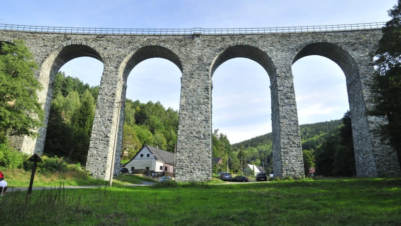 Pohádkový viadukt v Kryštofově údolí: Cesta vlakem jako z Harryho Pottera