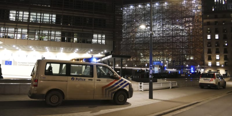 Útočník v pondělí večer na stanici bruselského metra Schuman poblíž sídel institucí EU pobodal tři lidi. 