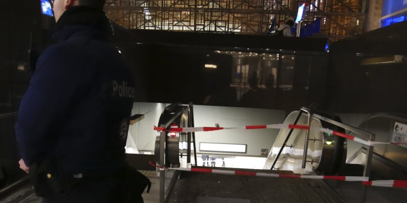 Útočník v pondělí večer na stanici bruselského metra Schuman poblíž sídel institucí EU pobodal tři lidi. 