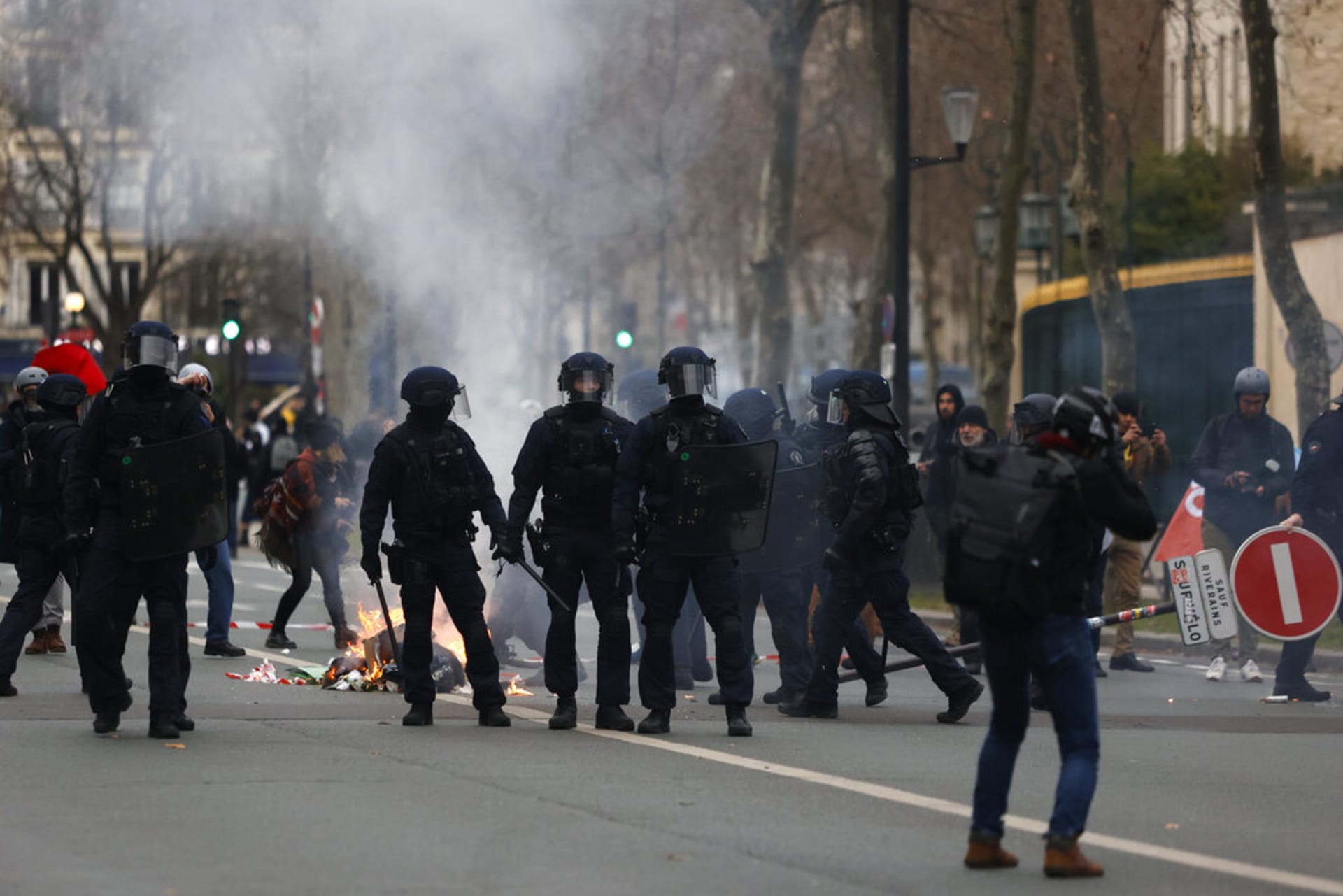 Policisté zasahují při incidentech na demonstraci proti plánům na posunutí věku odchodu do důchodu, 31. ledna 2023 v Paříži.