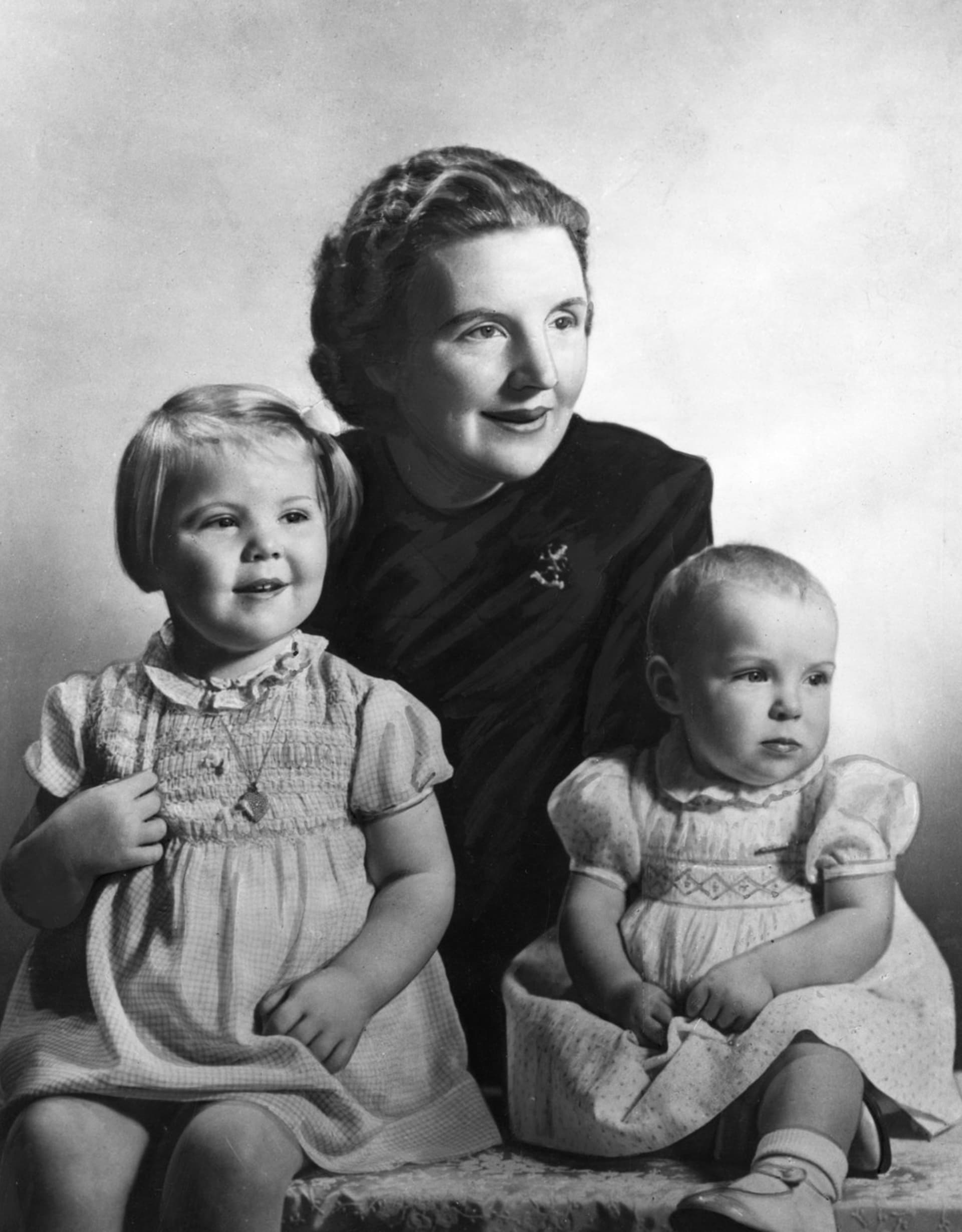 Matka Beatrix královna Juliána pózuje se svými dvěma nejstaršími dcerami (Beatrix vlevo, vpravo princezna Irene).