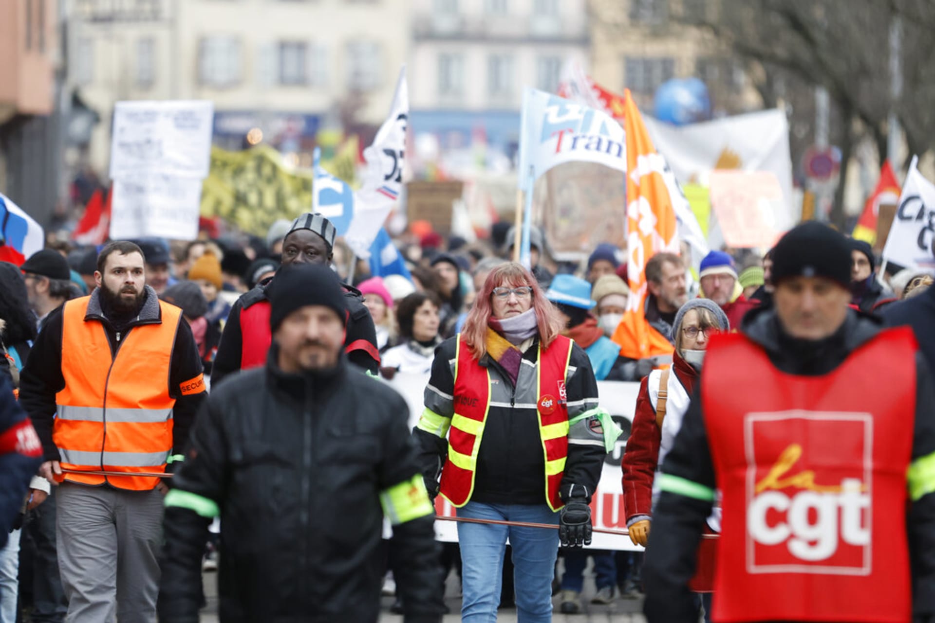 Demonstranti se účastní protestního pochodu proti plánům na posunutí věku odchodu do důchodu ve Štrasburku na východě Francie, 31. ledna 2023.