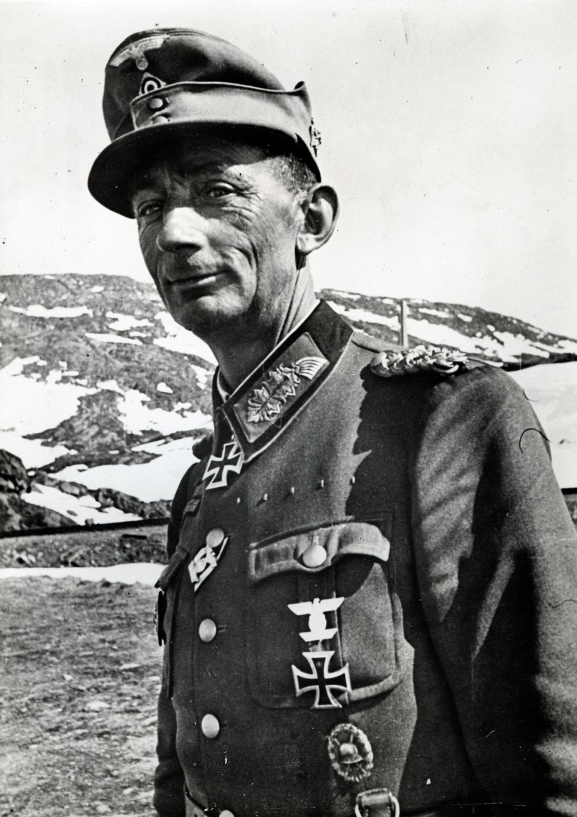 Velitel německých sil generálporučík Eduard Dietl